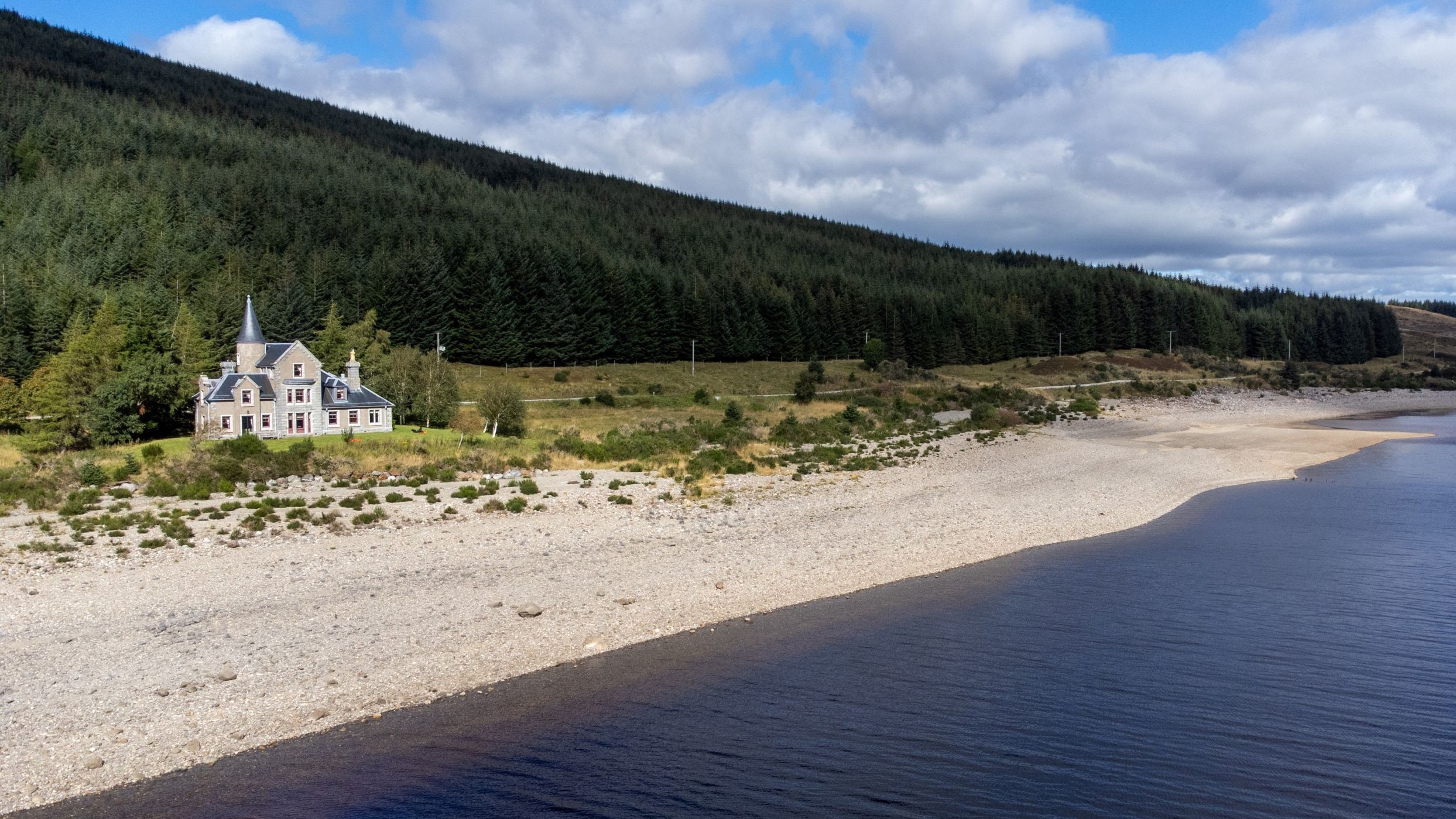 lodge-on-the-shores-of-loch-ericht