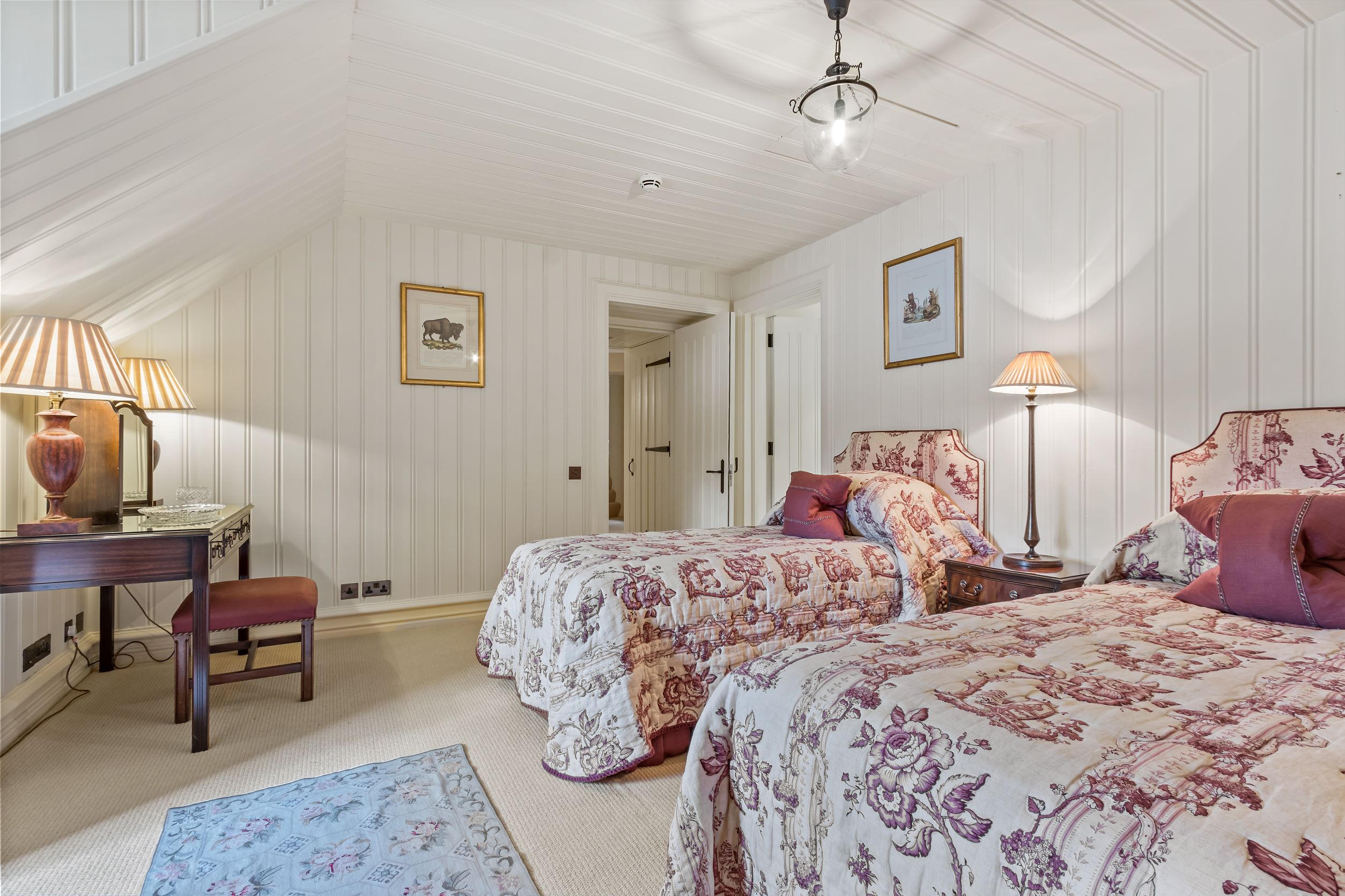 twin-bedroom-with-white-wood-clad-country-style-panelling
